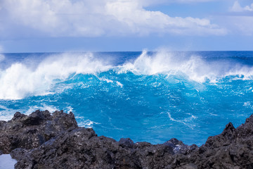  d&eacute;ferlante bleue sur c&ocirc;te rocheuse, &icirc;le de la R&eacute;union 