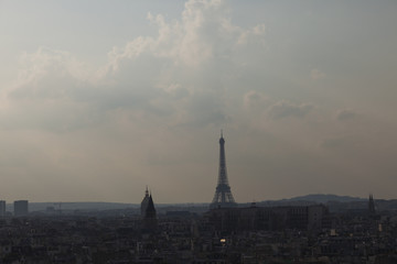 Fototapeta na wymiar Skyeline von Paris im Abendlicht