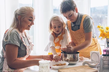 Crédence de cuisine en verre imprimé Cuisinier Maman cuisine avec des enfants dans la cuisine