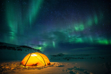 Camping under Northern Lights - obrazy, fototapety, plakaty
