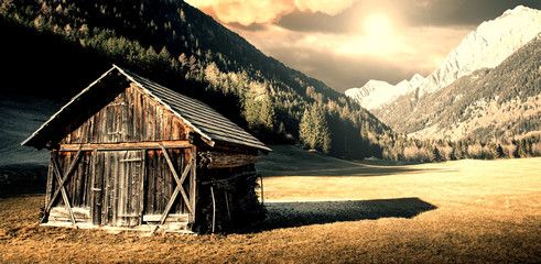 capanna in montagna al tramonto