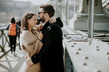 Naklejka premium Loving couple on Chain bridge, Budapest