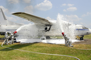 Obraz premium Training firefighters on aircraft quenching