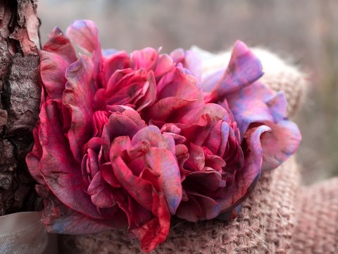 Kamelienbl&uuml;te auf Sackleinen, Nahansicht