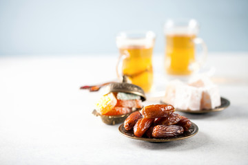  Dried dates and tea