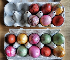 mit Naturfarben gefärbte Eier