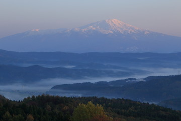 夜明けの鳥海山（眺海の森からの眺望）　Mt.Chokai at dawn / Sakata, Yamagata, Japan
