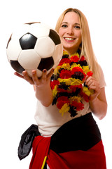 Junge Frau mit Fußball