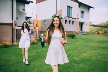 Obraz premium Girlfriends and bride celebrate hen party before the wedding