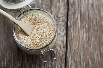 quinoa sur fond de bois nature