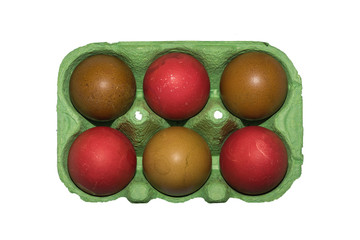 Eier in Eierschale isoliert auf weiss - Farbige Eier