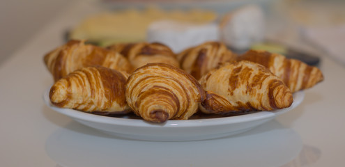 Croissant auf dem Teller - Frische Backware