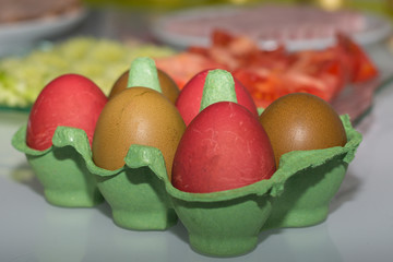 Farbige Eier als Frühstück