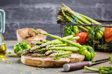 Spargel und verschiedene Gemüse