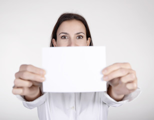 Geschäftsfrau zeigt Visitenkarte