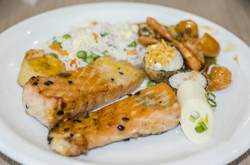 Prato com comida saudável