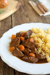 Rindergulasch mit Nudeln