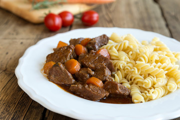 Gulasch mit Nudeln
