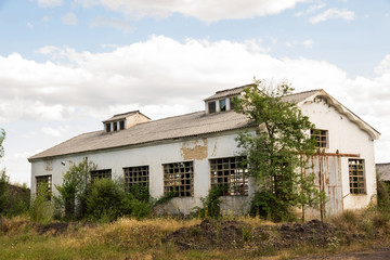 Fototapeta na wymiar Antigua Nave o Barracon Industrial en Ruinas 