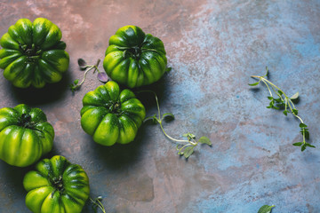 Grüne Fleischtomaten auf Rustikalem Hintergrund