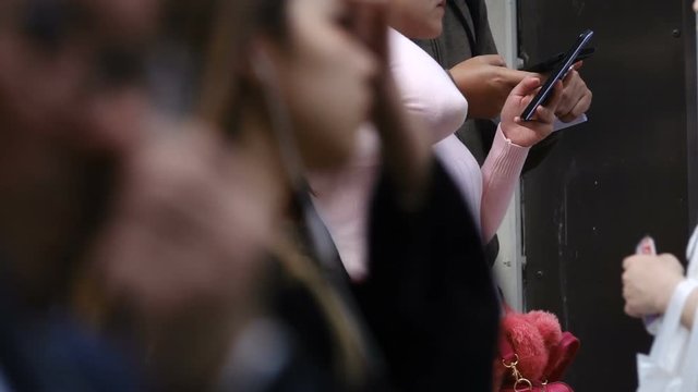スマホを見る女性　東京　新宿　スーパースロー　240fps