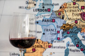 Abwaschbare Fototapete Wein glass of wine near map