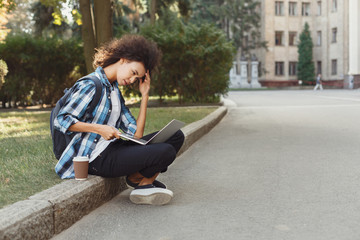 Obraz premium Young woman using laptop at university