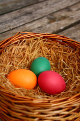 osterkorb aufdem  holztisch