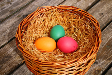 ostereier im korb