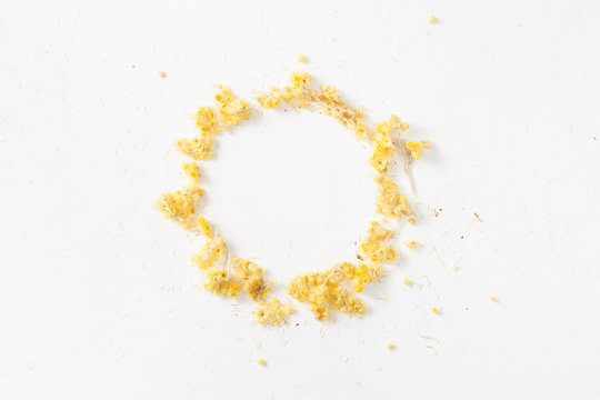 The dried herb Helichrysum form the circle