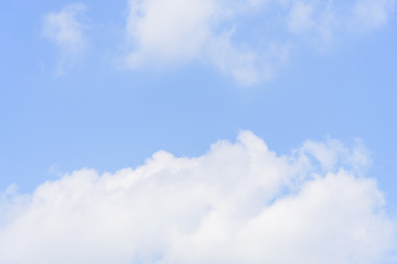 Fototapeta premium Błękitne niebo z chmurą w godzinach porannych.