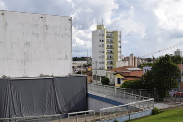 Arena do Teatro Municipal de São Carlos fechada com lona