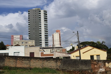 Fototapeta na wymiar Prédios e casas vistos a partir de terreno baldio no centro de São Carlos