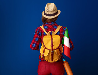 Obraz premium woman hiker isolated on blue background with flag of Italy