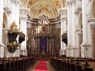 Stift St. Florian - violettes Fastentuch schmückt den Altar zur Osterzeit  - obrazy, fototapety, plakaty