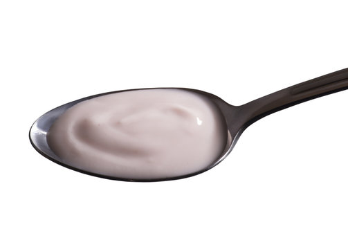 Cuchara con crema de yogurt de fresa sobre fondo blanco