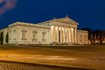 Obraz premium Roman building at the Koenigsplatz at the blue hour