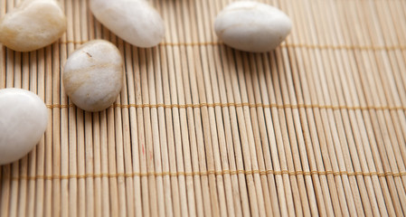 galets de massage sur fond de bambou