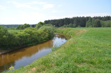 The shallow river and the high coast