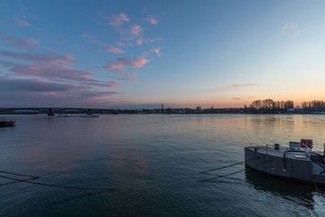 Naklejka premium Mainzer Rheinufer im Sonnenaufgang