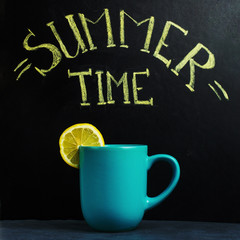 The chalk inscription is summer time, with a cup of coffee and lemon.
