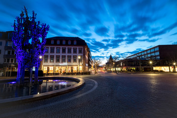 Silhouette des Doms hinter dem beleuchteten Schillerplatz und Fastnachtsbrunnen in Mainz