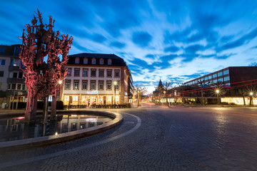 Silhouette des Doms hinter dem beleuchteten Schillerplatz und Fastnachtsbrunnen in Mainz