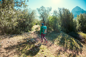 Obraz premium Woman with a backpack in the mountains.
