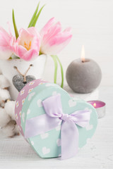 Obraz na płótnie Canvas Pink tulip flowers, gift box