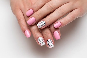 delicate roze manicure met lentebloemen op korte vierkante nagels op een witte achtergrond