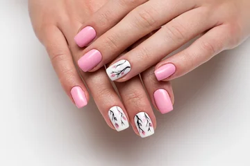 Foto op Plexiglas Manicure delicate roze manicure met lentebloemen op korte vierkante nagels op een witte achtergrond