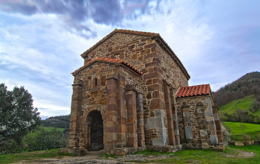 Fototapeta na wymiar Iglesia de Santa Cristina en Asturias