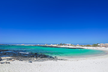 Fototapeta na wymiar Traumbuchten an der Playa Marfolin bei El Cotillo auf Fuerteventura / Kanarische Inseln