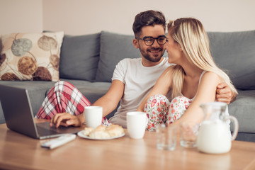 Obraz na płótnie Canvas Couple having breakfast at home